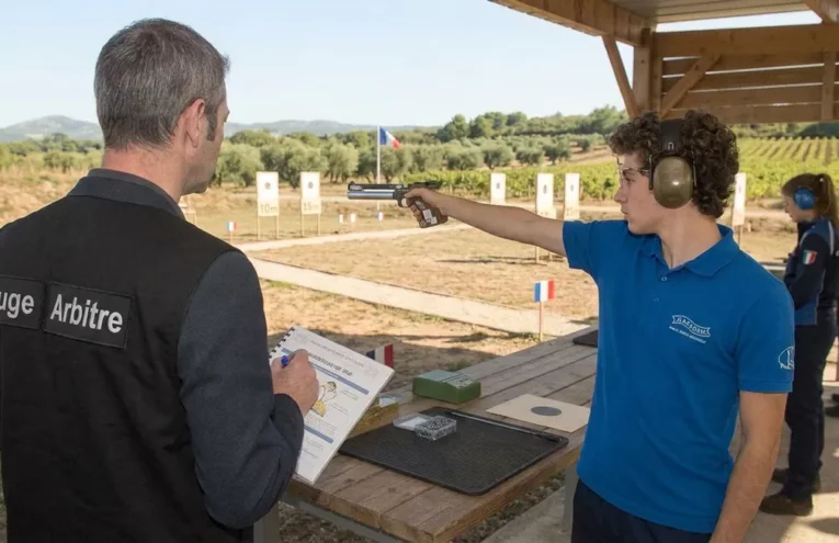 Tireur sportif en position de tir de précision lors d'une compétition